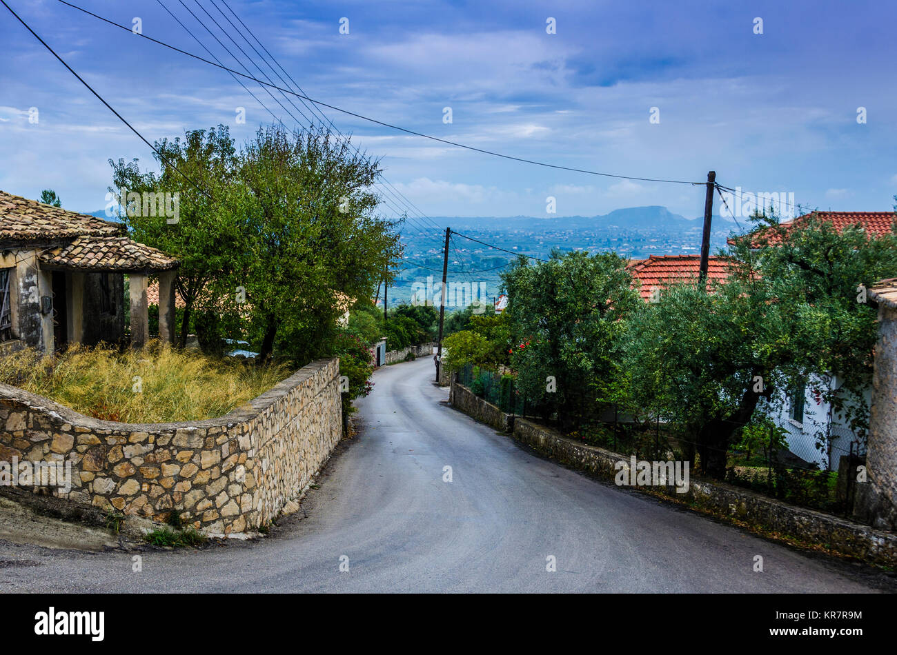 La route qui passe par une petite ville sur l'île de Zakynthos en arrière-plan vous pouvez voir la campagne et les montagnes Banque D'Images