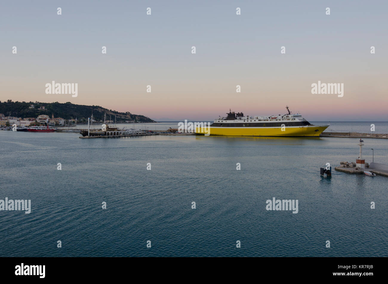 Dans la mer Ionienne port de la ville de Zante sur l'île de Zakynthos, nous voyons un ferry en attente de l'heure de départ pour votre voyage d'habitude à la por Banque D'Images