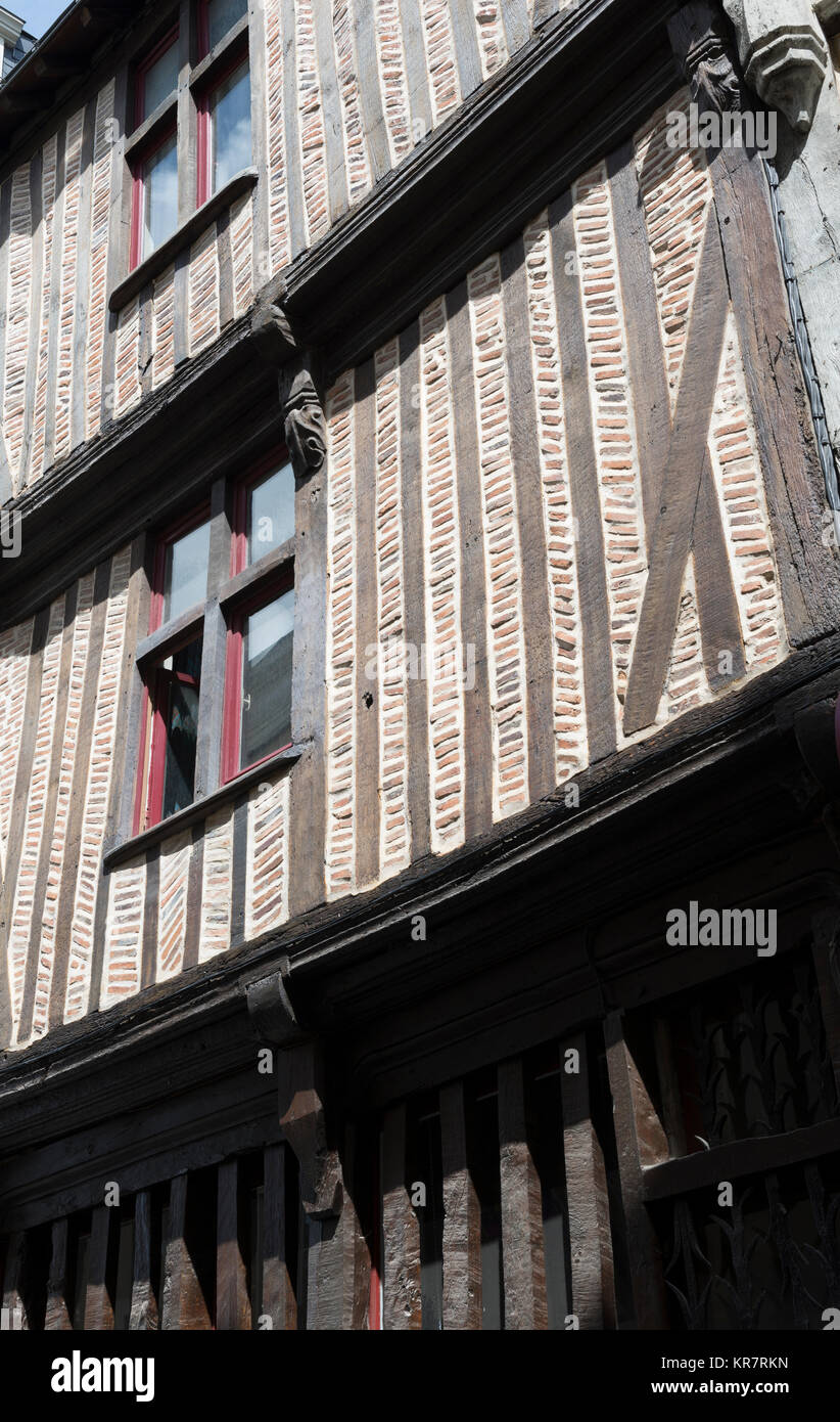 Bâtiments médiévaux le long de la rue des Orfèvres dans le vieux quartier de Laval. La ville est en Mayenne de France. Banque D'Images