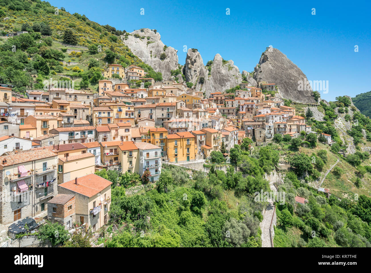 Vue panoramique de Castelmezzano, province de Potenza, dans la région Basilicate, en Italie méridionale. Banque D'Images