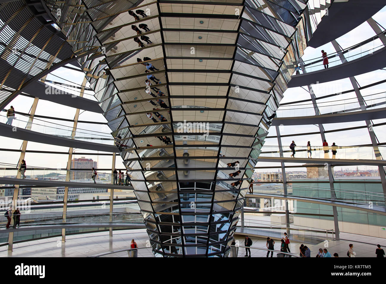 Berlin, Allemagne - 29 mai 2014 : architecture d'intérieur moderne de coupole du Reichstag Banque D'Images