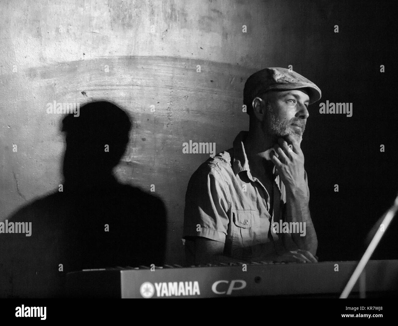 Thalia Zedek Band claviériste regarde la performance de la bande lors de leur show à BeCool à Barcelone, tandis que son ombre est projetée sur le mur. Banque D'Images