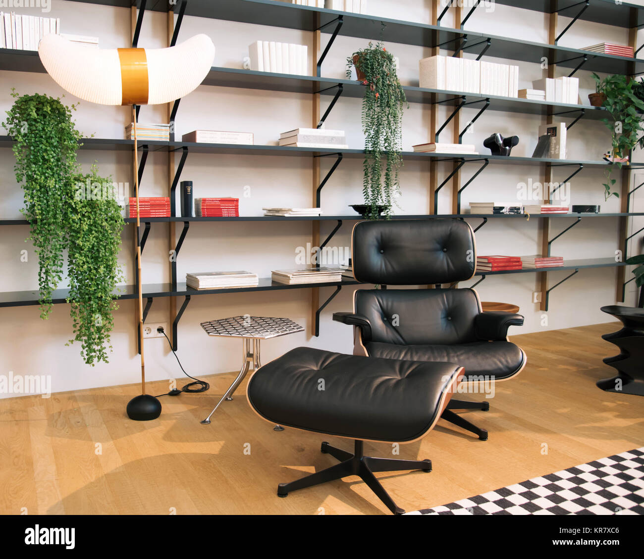 WEIL AM RHEIN, ALLEMAGNE - le 26 novembre 2017 : l'intérieur de l'intérieur du bâtiment VitraHaus. Chaise de Salon. Banque D'Images