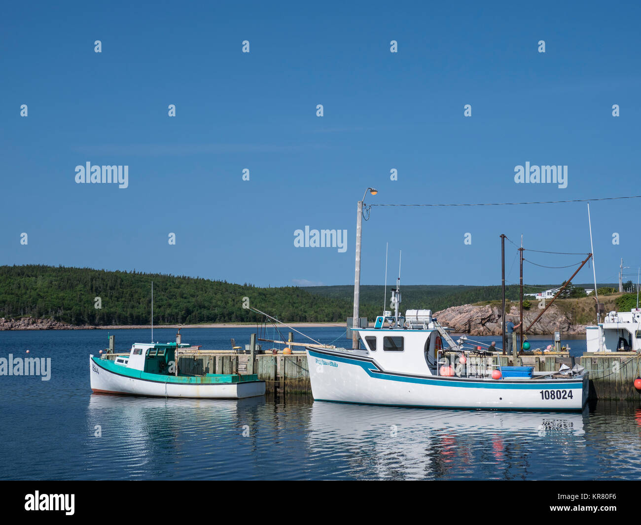 Bateaux de pêche dans le port, Neil's Harbour, île du Cap-Breton, Nouvelle-Écosse, Canada. Banque D'Images
