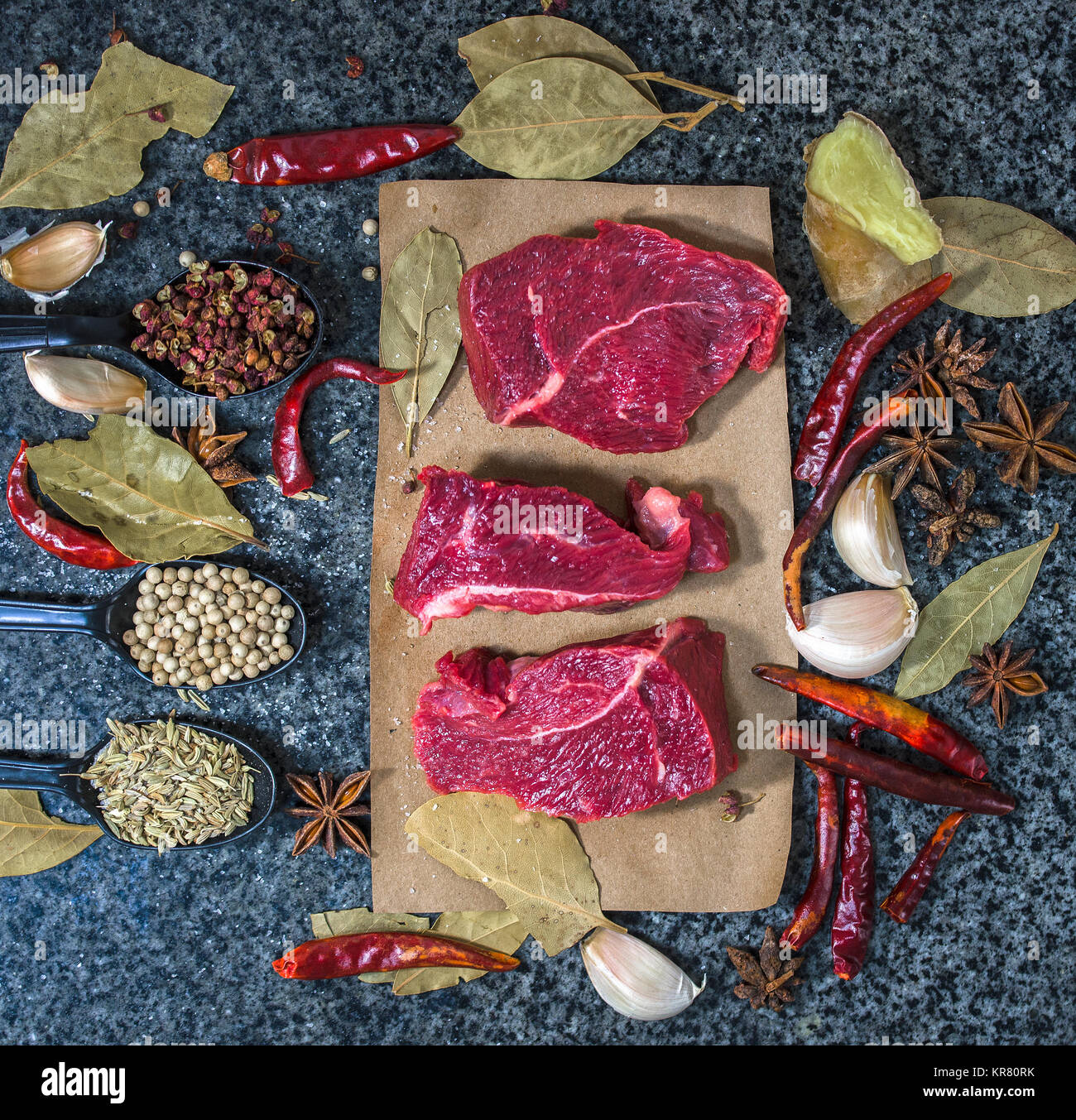 La viande crue. Steak de boeuf sur une planche à découper, de romarin et d'épices. Banque D'Images