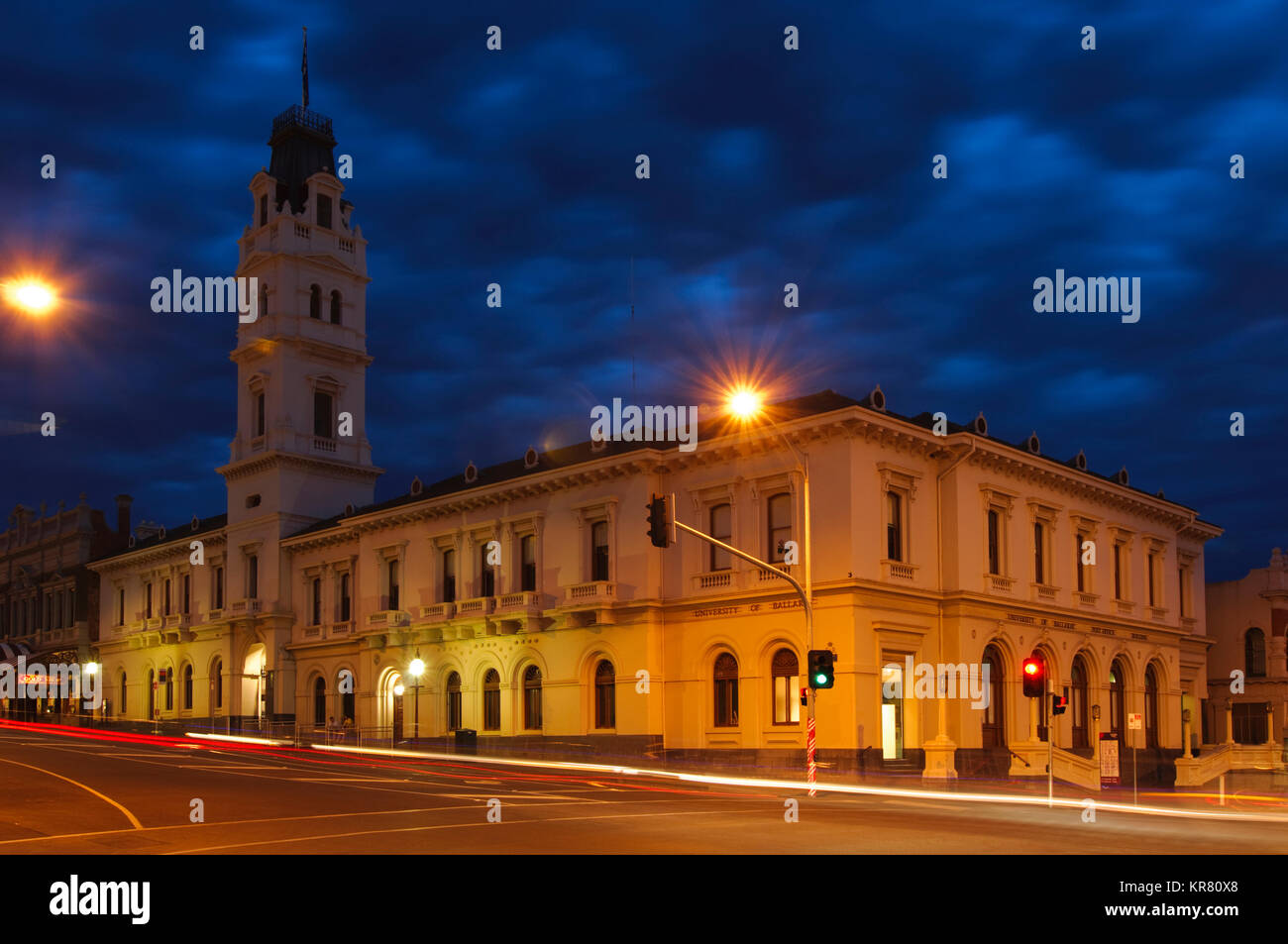 University of Ballarat durant la nuit, l'ancien bureau de poste, Ballarat, Victoria, Australie Banque D'Images