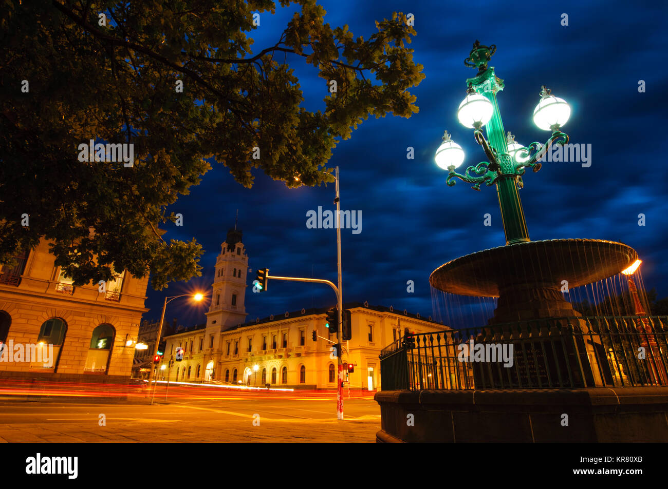 University of Ballarat et Burke et Wills Fontaine de nuit, Ballarat, Victoria, Australie Banque D'Images