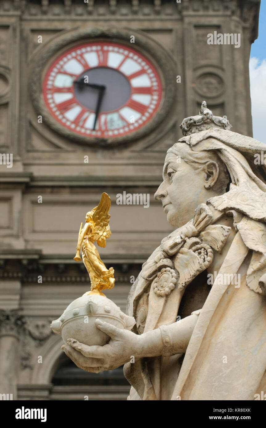 Statue de la reine Victoria et Hôtel de Ville Tour de l'horloge à un arrière-plan, Ballarat, Victoria, Australie Banque D'Images