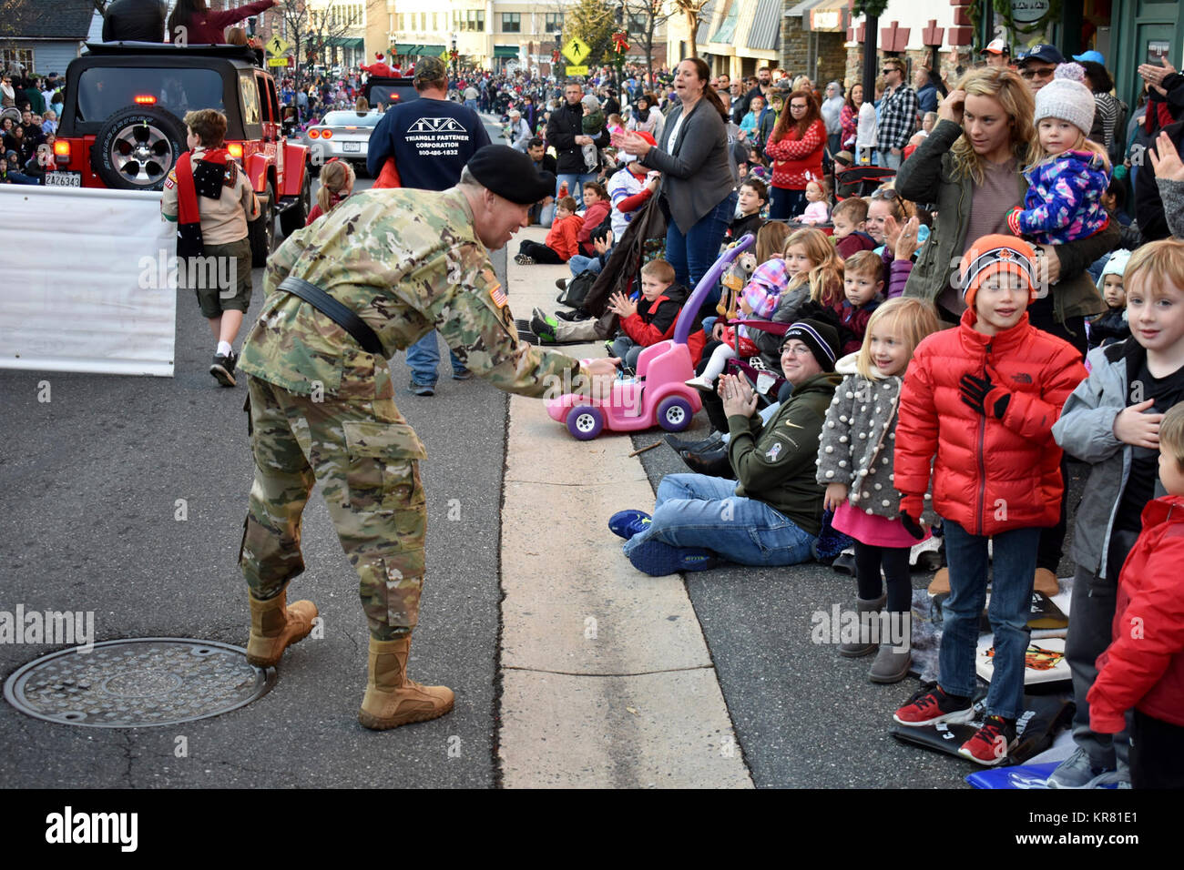 Commandant de la 20e d'armes chimiques, biologiques, radiologiques, nucléaires et explosifs (CBRNE), Brig. Le général James Bonner, interagit avec la foule au cours de la 28e parade de Noël annuel de Bel Air et l'illumination de l'arbre fête au centre-ville de Bel Air (Md), le 3 décembre Banque D'Images