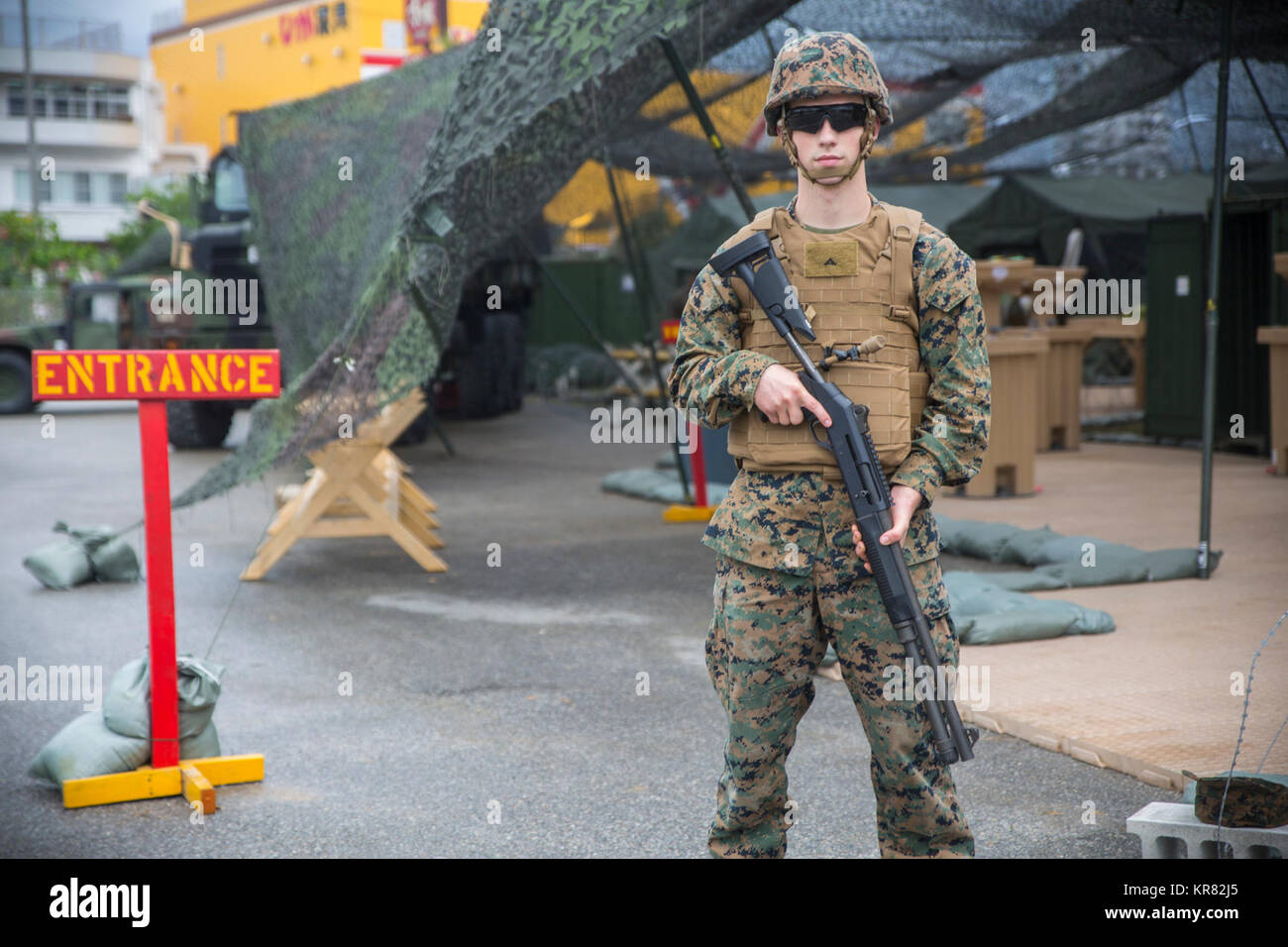 Une aire marine monte la garde lors d'une évaluation des services d'alimentation conçu pour le Major-général William Pendleton Thompson Hill Award au Camp Foster, Okinawa, Japon, le 8 décembre 2017. Marines avec l'Escadron de soutien de l'aile Marine, 172 se sont affrontés pour gagner le titre de "Meilleur des mess sur le terrain pour la région Asie-Pacifique. Créé en 1985, le W.P.T Hill a été créé pour récompenser des services alimentaires de haute qualité en identifiant les mess et les mess sur le terrain tout au long de la Marine Corps et encourager un engagement à l'excellence par la concurrence. MWSS-172 est joint au groupe d'aéronefs marines 36 marines, 1er sur l'aile. Banque D'Images