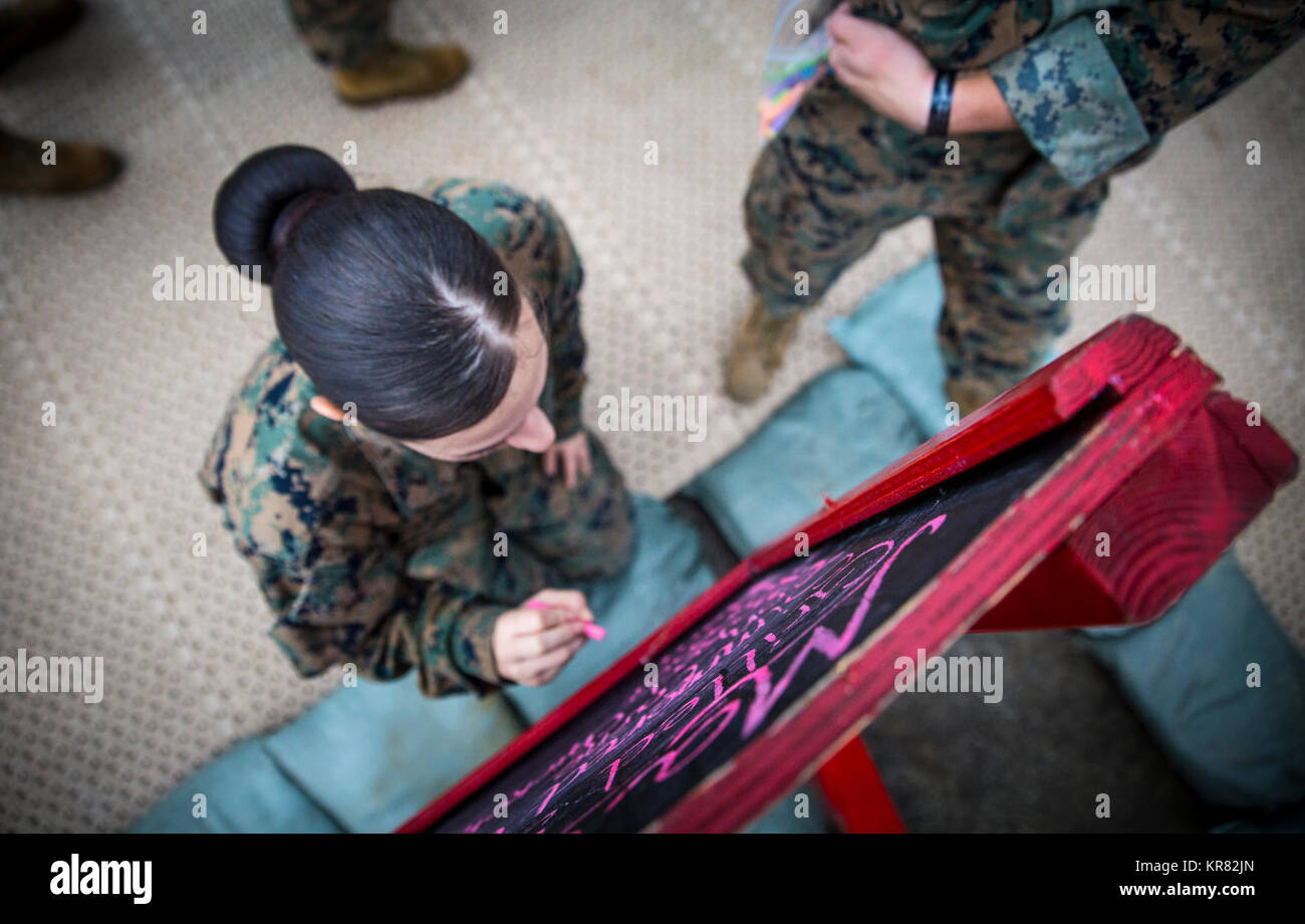 Un U.S. Marine écrit le menu pour l'évaluation des services d'alimentation conçu pour le Major-général William Pendleton Thompson Hill Award au Camp Foster, Okinawa, Japon, le 8 décembre 2017. Marines Marines avec l'Escadron de soutien de l'Escadre 172 se sont affrontés pour gagner le titre de "Meilleur des mess sur le terrain pour la région Asie-Pacifique. Créé en 1985, le W.P.T Hill a été créé pour récompenser des services alimentaires de haute qualité en identifiant les mess et les mess sur le terrain tout au long de la Marine Corps et encourager un engagement à l'excellence par la concurrence. MWSS-172 est joint au groupe d'aéronefs Marine 36, 1er de l'air marin Banque D'Images