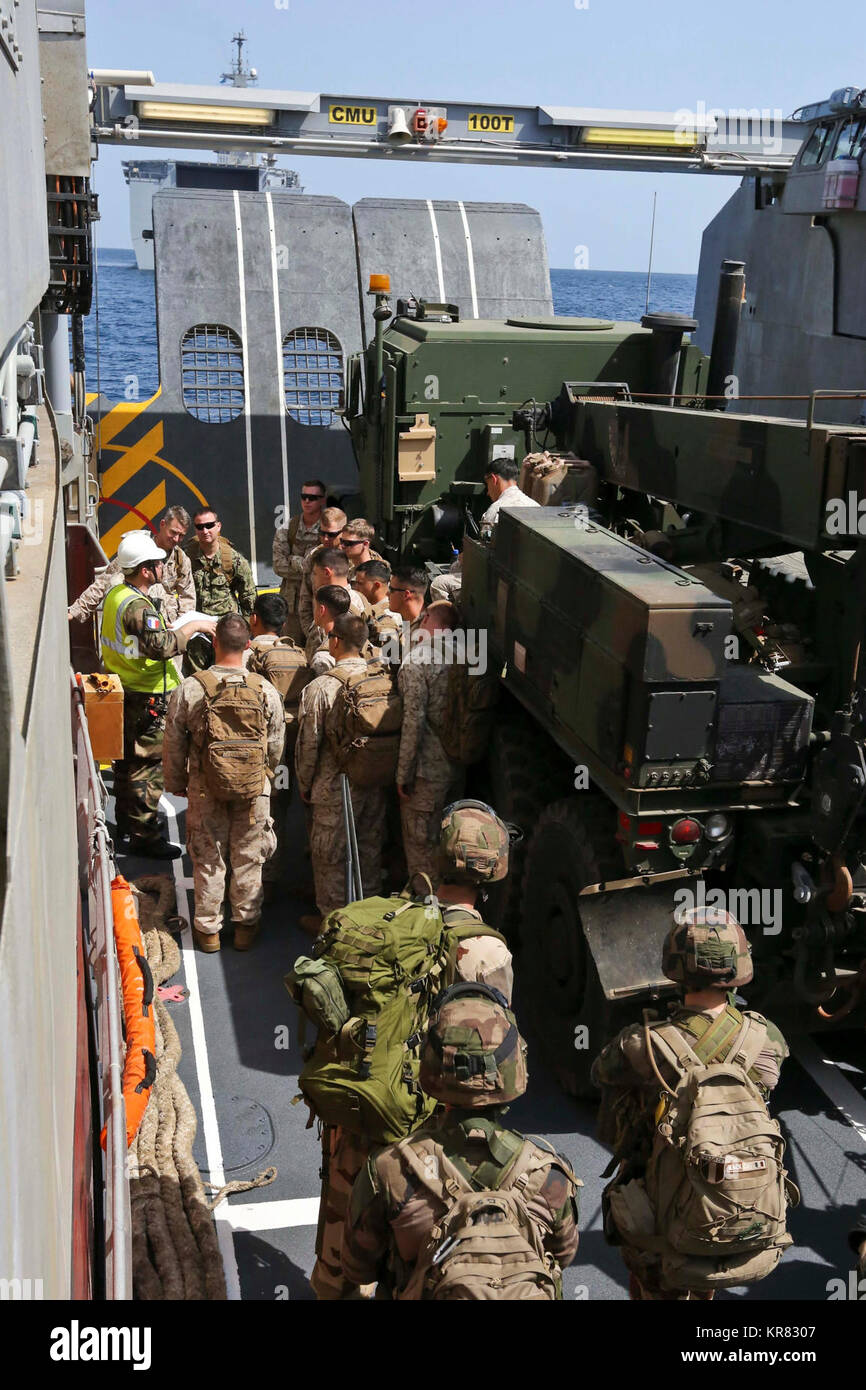 U.S. 5ÈME ZONE DES OPÉRATIONS DE LA FLOTTE (31 déc. 12, 2017) - Les Marines américains et les marins reçoivent un exposé sur les mesures de sécurité pendant l'entraînement amphibie français à bord d'un des engins de débarquement de catamaran en préparation pour le premier ministre d'Alligator - Dague de combat intégrée de perfectionnement pour La Naval Amphibious Force, Task Force 51, 5e Marine Expeditionary Brigade (TF 51/5) unités subordonnées entrant dans la zone de responsabilité. Navire d'assaut amphibie français LHD Tonnerre, entrepris avec des Marines et marins de la 15e unité expéditionnaire de Marines et TF 51/5, mène à la sécurité maritime Banque D'Images