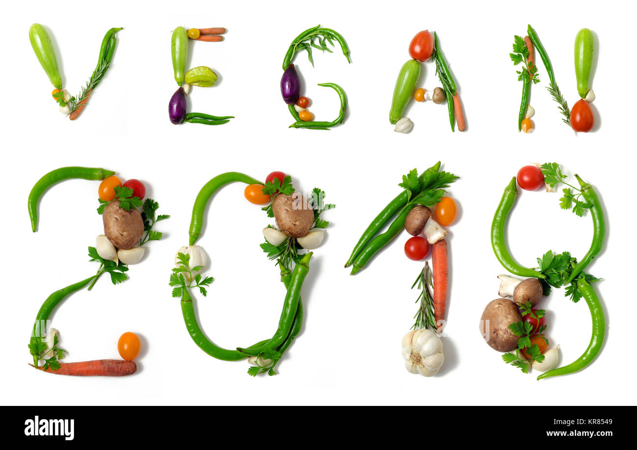 2018 "vegan" écrit avec des légumes, comme une métaphore ou un concept d'une alimentation saine, vie, alimentation, recette. Isolé sur fond blanc. Bonne année Banque D'Images