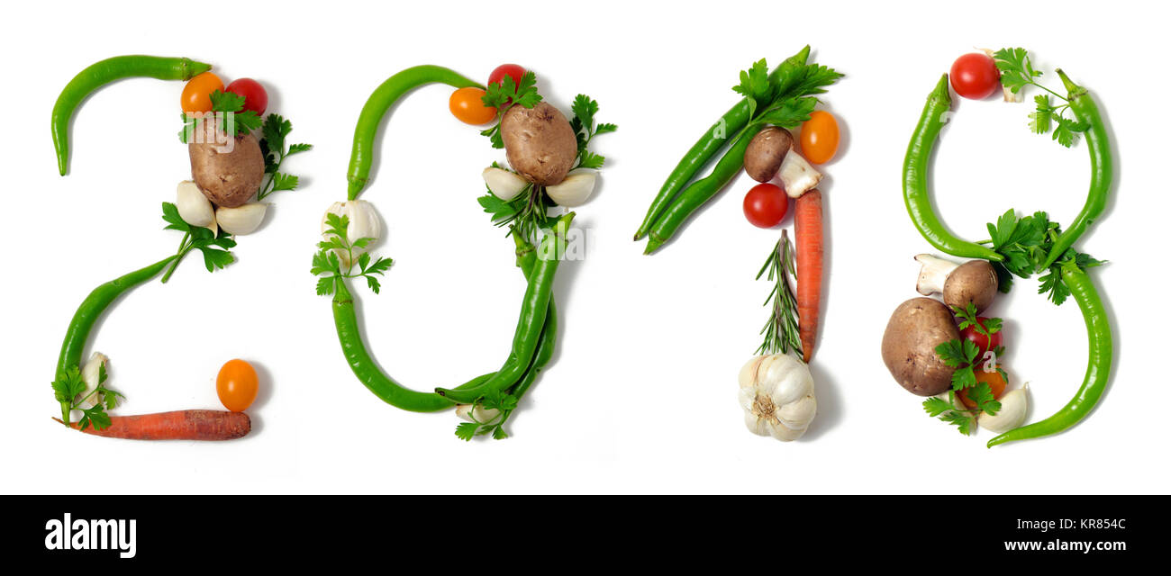 Nombre 2018 écrit avec des légumes, comme une métaphore ou un concept d'une alimentation saine, vie, alimentation, recette. Isolé sur fond blanc. Bonne année Banque D'Images