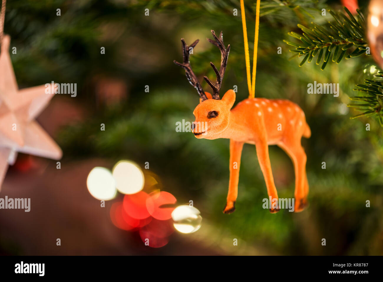 Renne miniature accroché dans l'arbre de Noël Banque D'Images