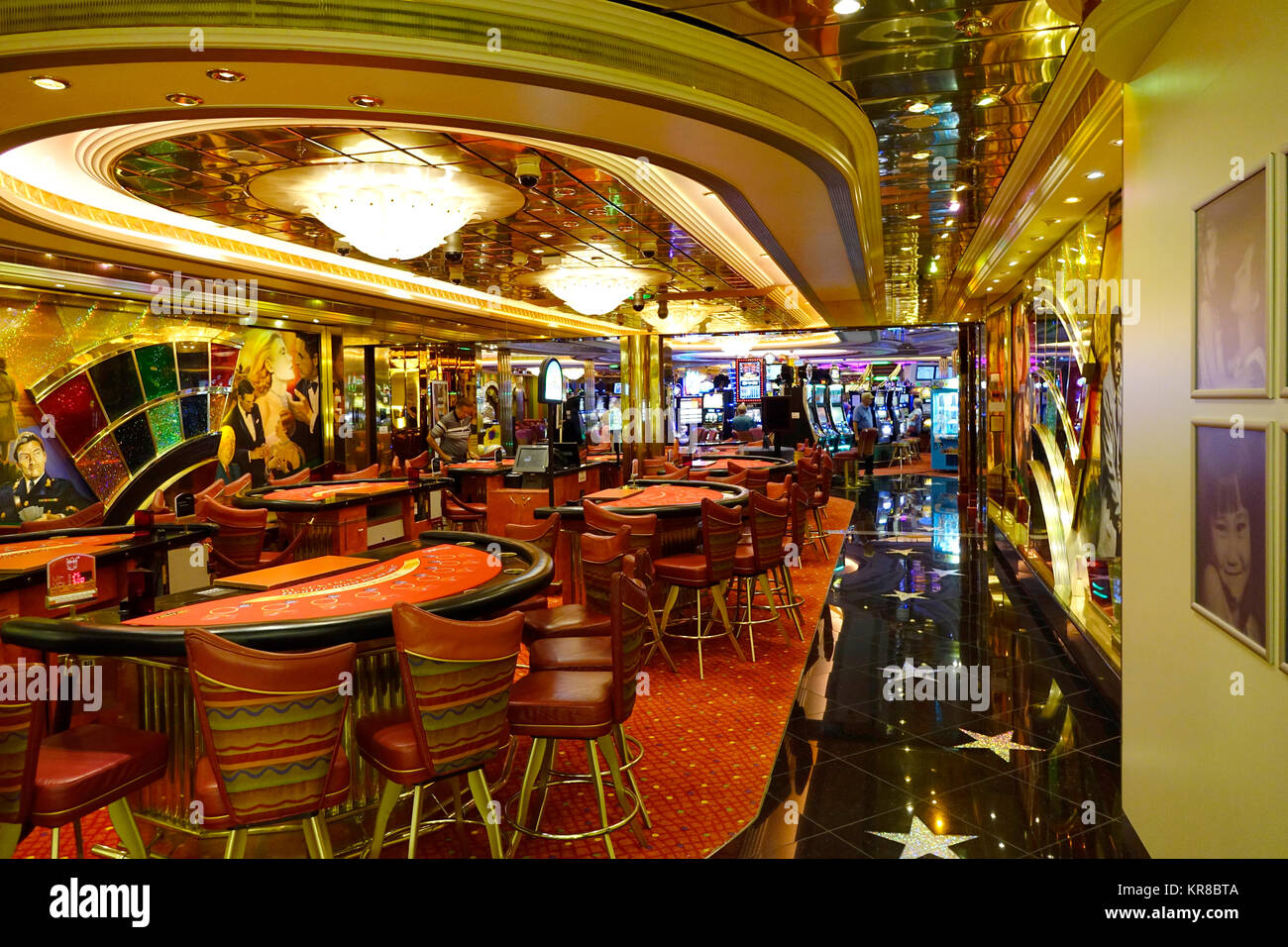 Le casino sur le Royal Caribbean Liberty of the Seas est glitcy et conçu comme un art déco. C'est le seul endroit sur le navire où le tabagisme est tous Banque D'Images