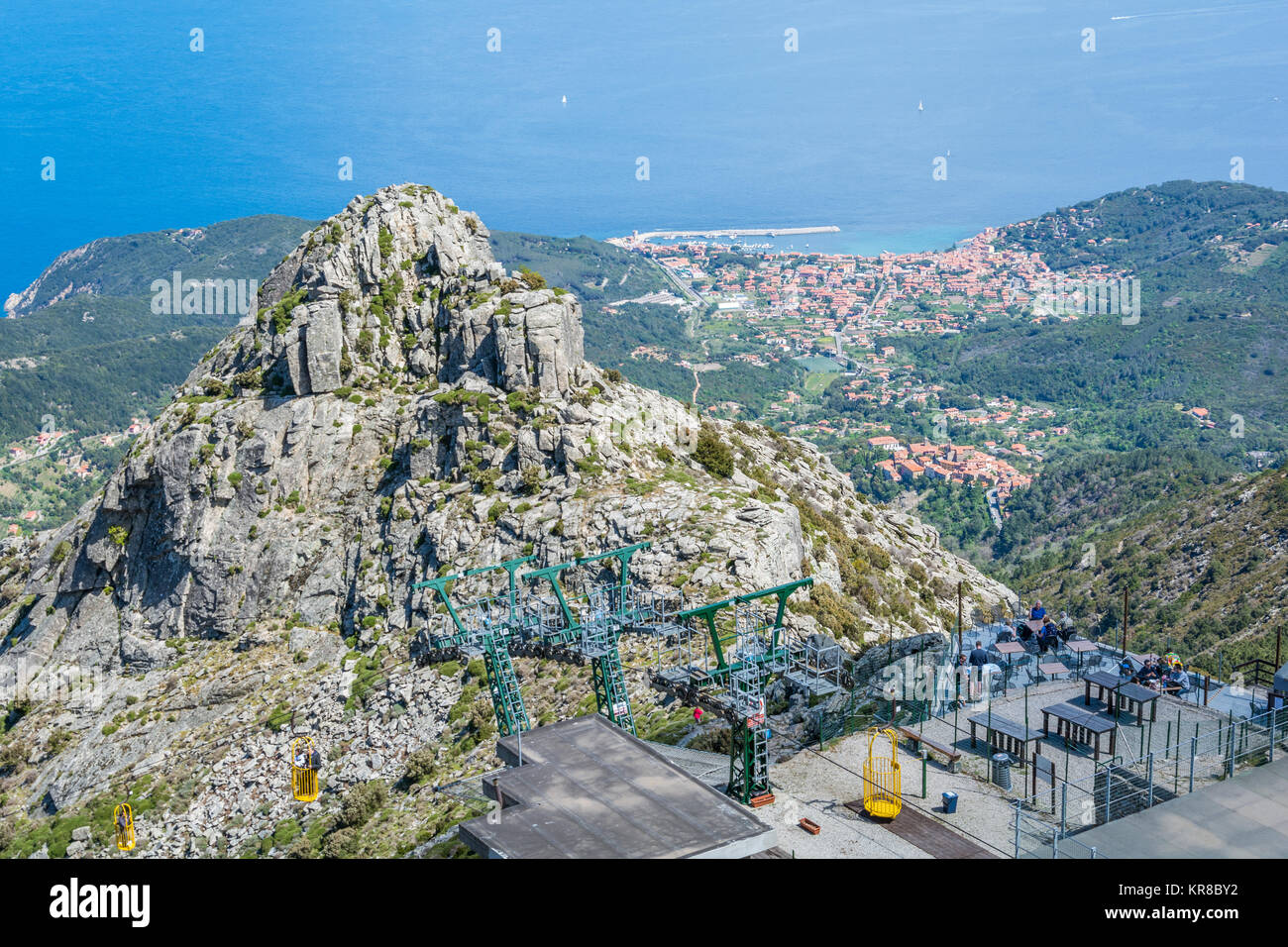 Téléphérique au sommet du mont Capanne dans l'île. Banque D'Images