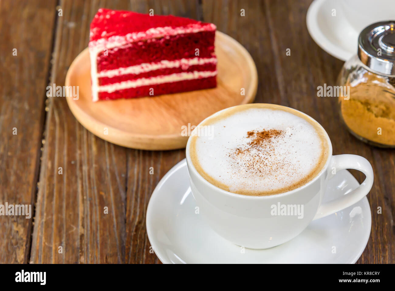 Une tasse de café et un morceau de gâteau. Banque D'Images