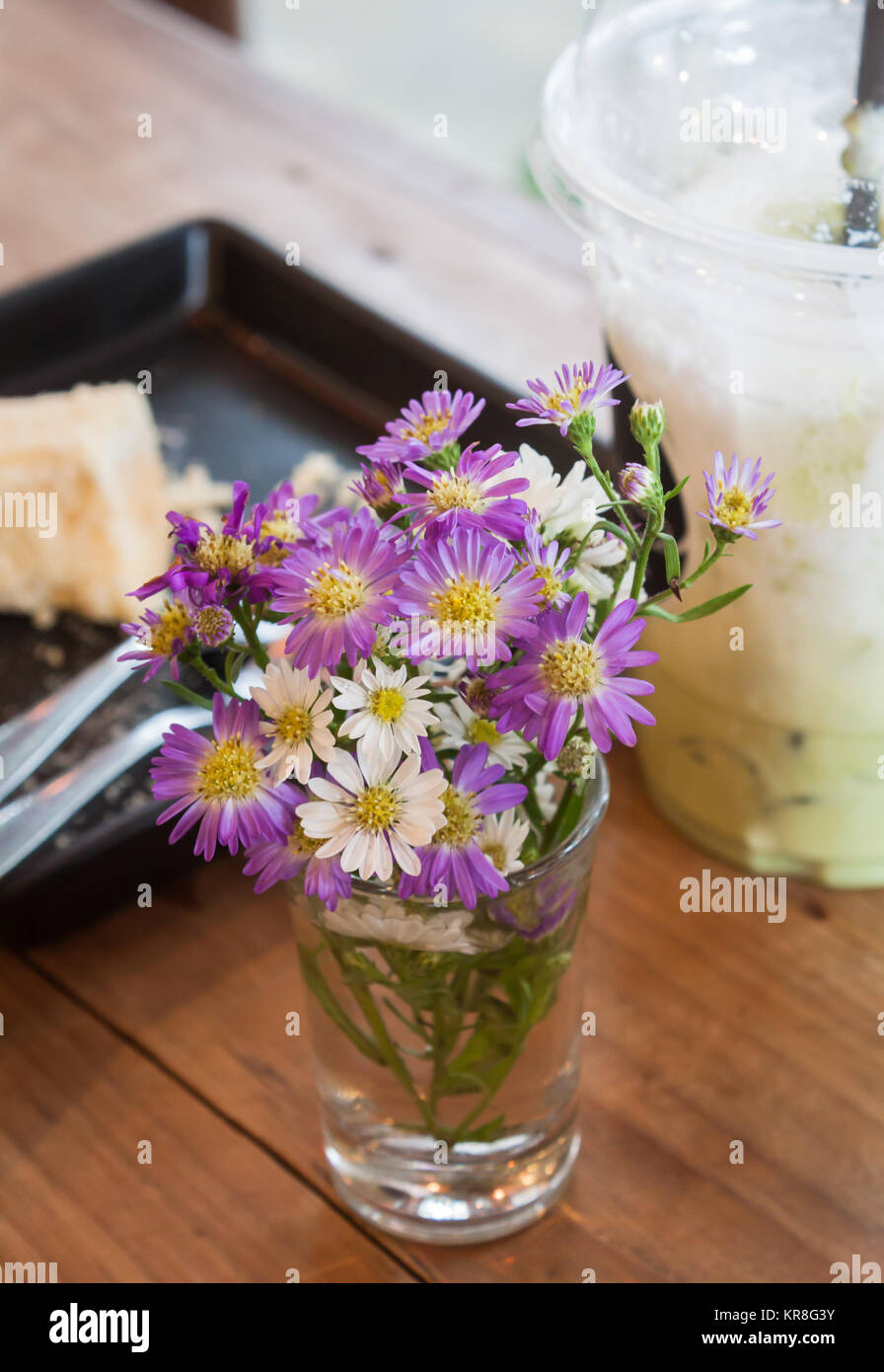 Décorées de fleurs in coffee shop Banque D'Images