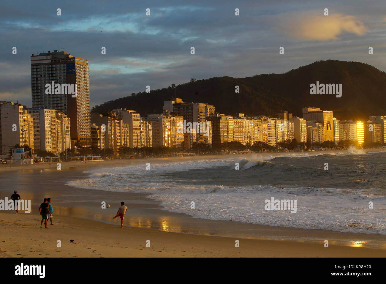 Les gens jouent au football à la plage de Copacabana tôt le matin, Rio de Janeiro, Brésil Banque D'Images