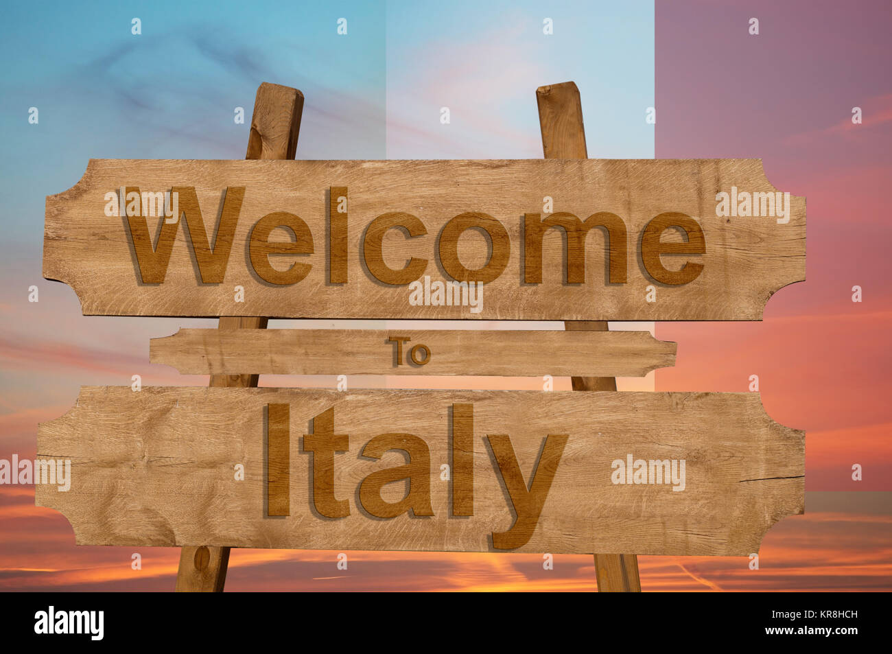 Bienvenue en Italie chanter sur fond de mélange de bois avec drapeau national Banque D'Images