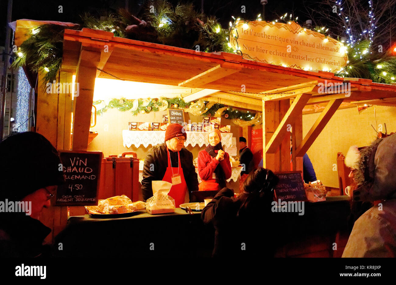 Un kiosque dans le marché de Noël allemand de Québec vente de vin chaud (Gluwein) Banque D'Images