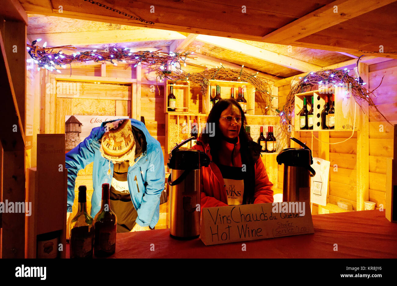 Un kiosque dans le marché de Noël allemand de Québec vente de vin chaud (Gluwein) Banque D'Images