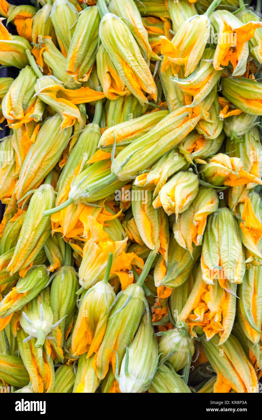 Fleurs de courgettes en vente sur un marché Banque D'Images