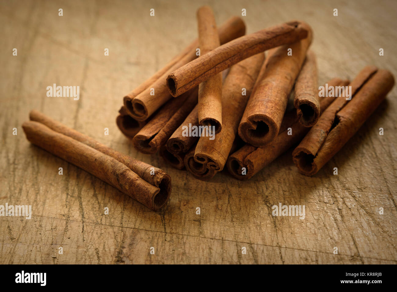 Les bâtons de cannelle sur table en bois Banque D'Images