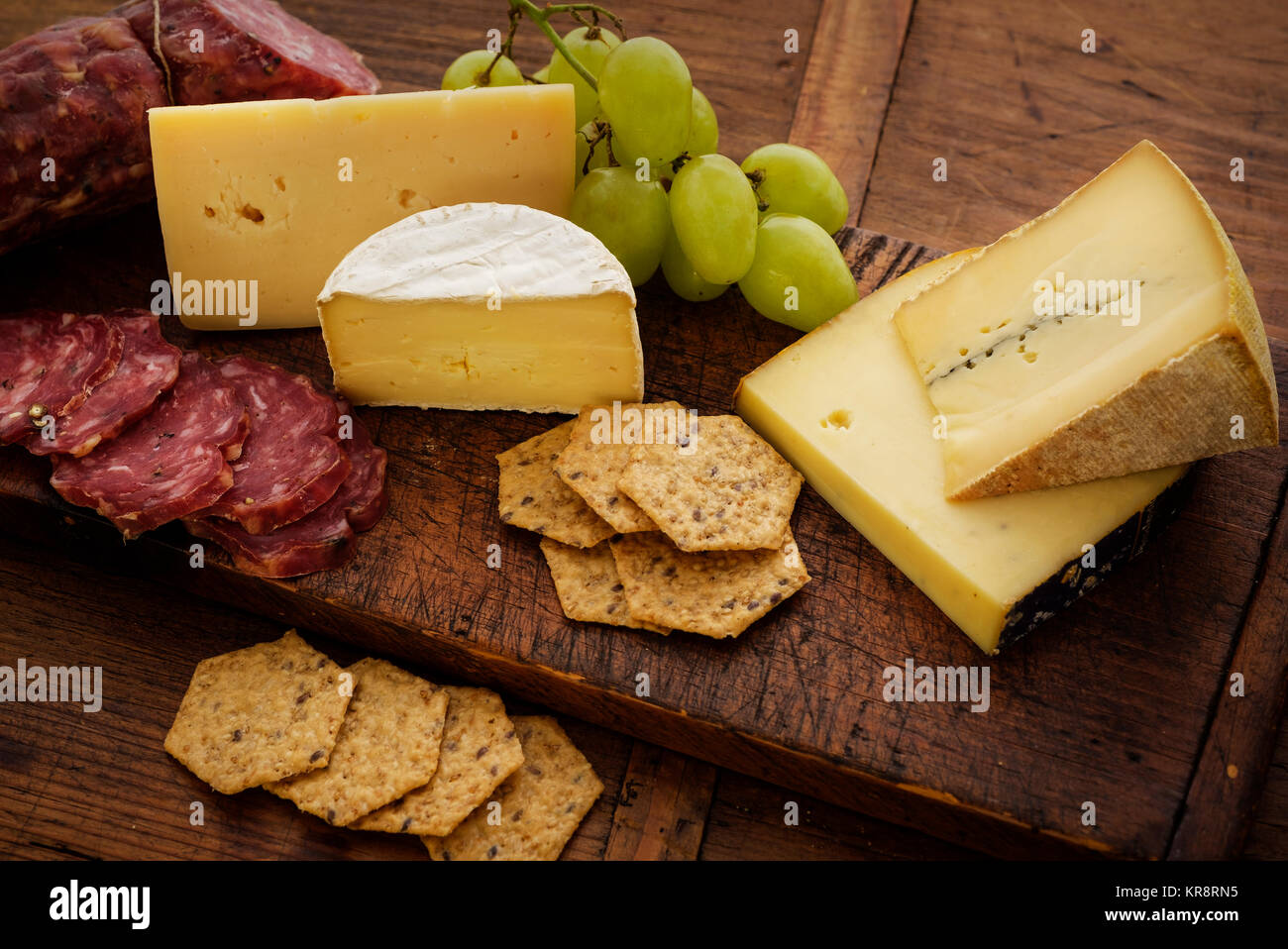 Fromages assortis au salami et raisins Banque D'Images