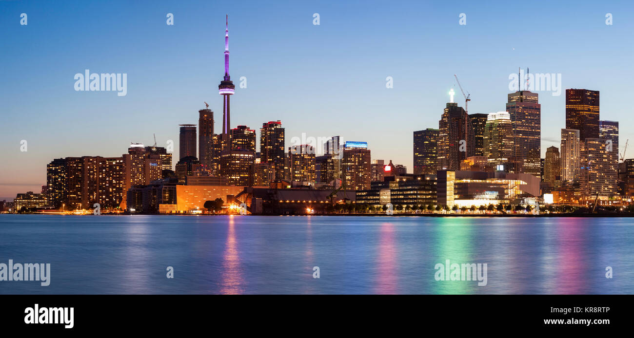 Canada, Toronto Skyline at Dusk Banque D'Images