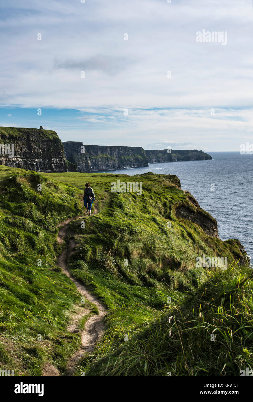 Le Comté de Clare, Irlande, femme marchant le long des falaises de Moher Banque D'Images