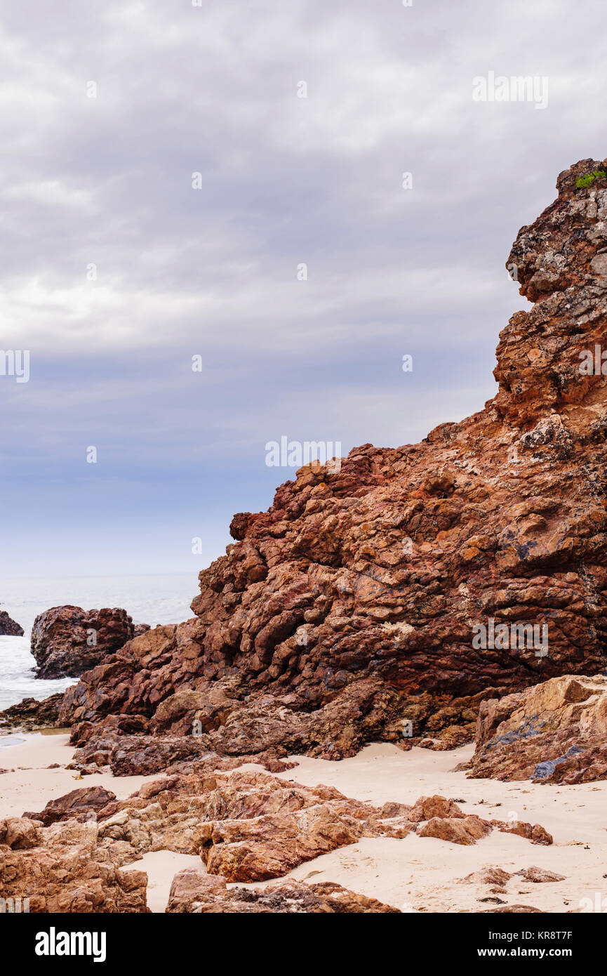 L'Australie, Nouvelle Galles du Sud, Rock formation on sandy beach Banque D'Images