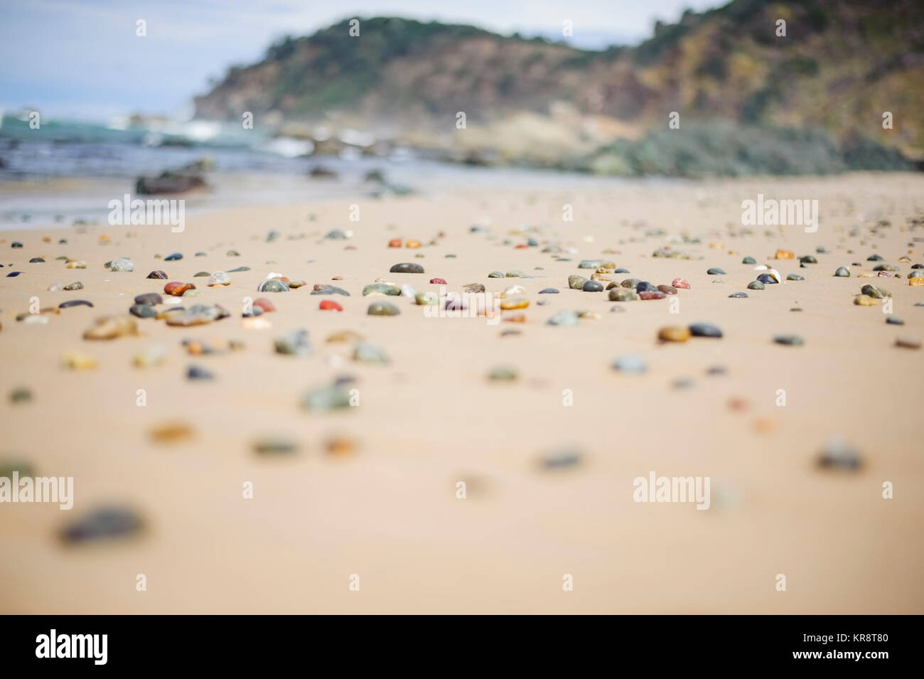 L'Australie, Nouvelle Galles du Sud, pierres colorées on sandy beach Banque D'Images