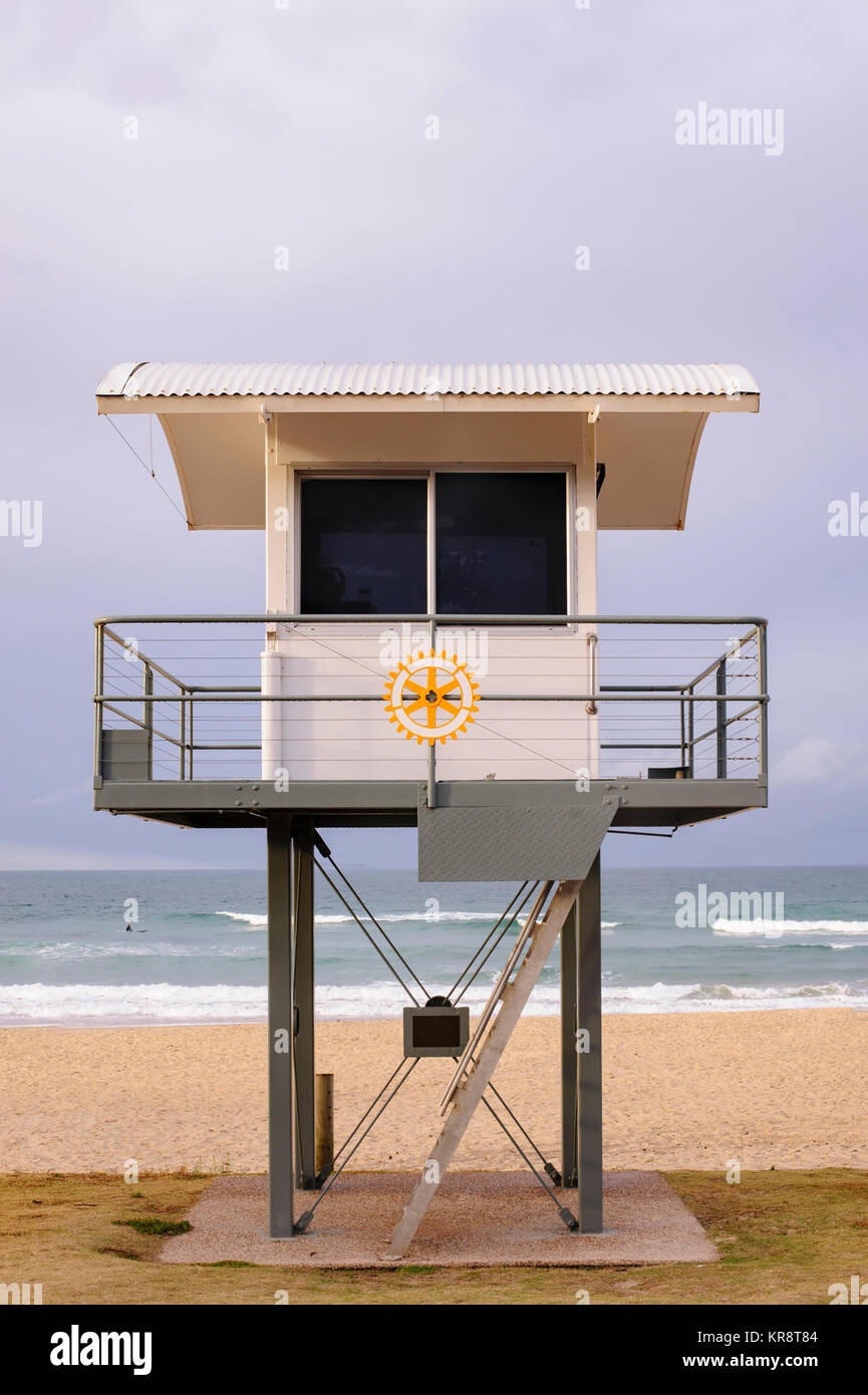 L'Australie, Nouvelle Galles du Sud, Lifeguard hut contre les nuages de tempête Banque D'Images