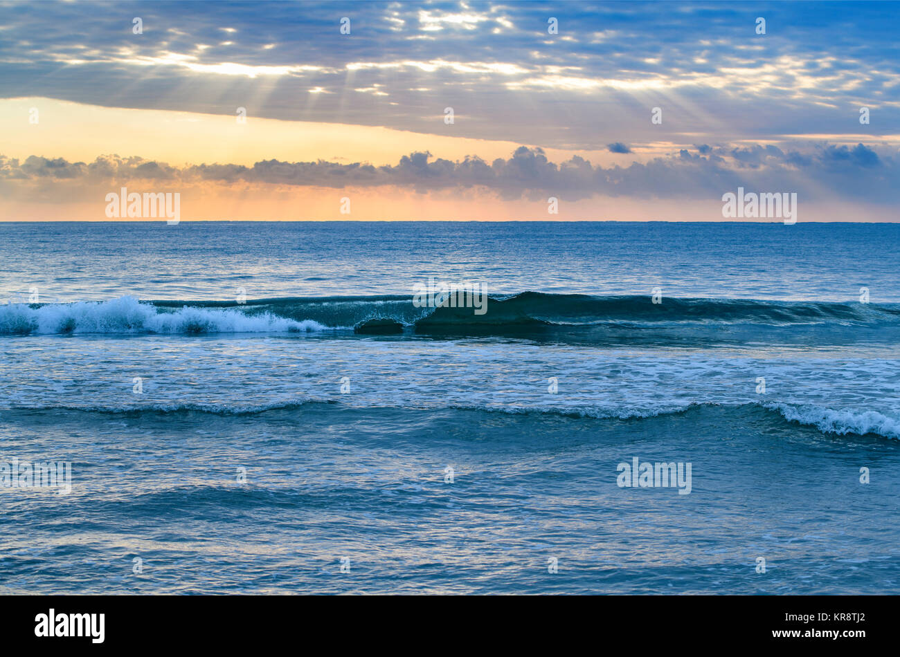 USA, Floride, les vagues de l'océan au coucher du soleil Banque D'Images