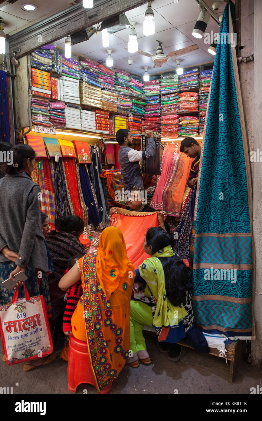 Sari shop dans la vieille ville de New Dehli, Inde Banque D'Images