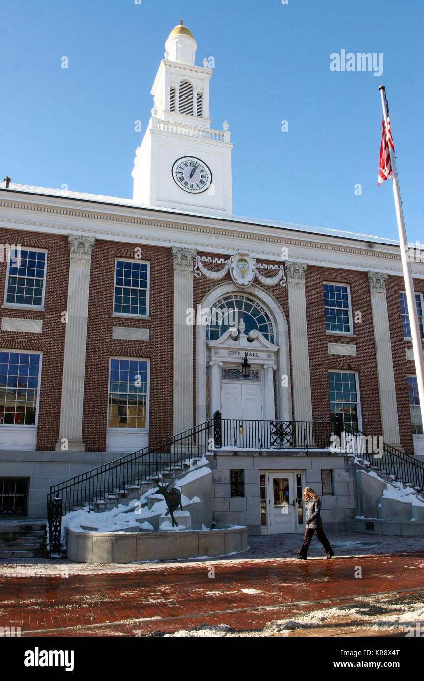 Une personne marche de l'hôtel de ville sur une journée ensoleillée à Burlington, Vermont Banque D'Images