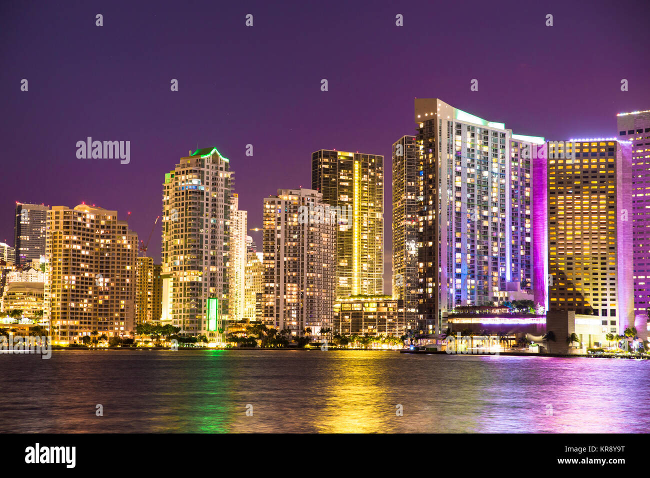 La Floride Miami skyline avec éclairage de nuit à travers la baie Biscayne Banque D'Images La Floride Miami skyline avec éclairage de nuit à travers la baie Biscayne Banque D'Images