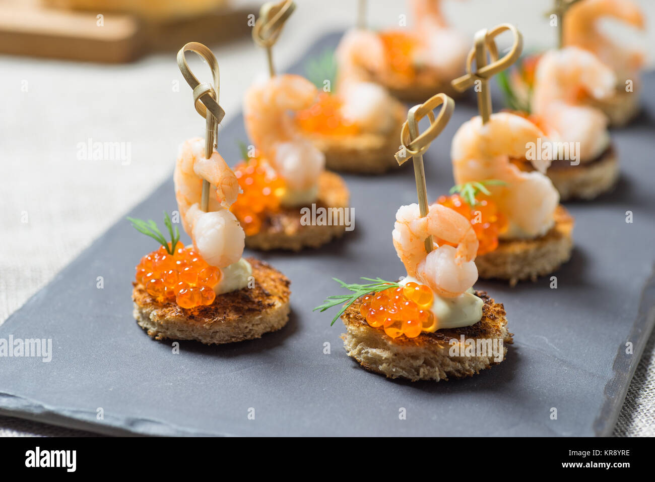 Apéritif crevettes servi sur pain grillé Banque D'Images Apéritif crevettes servi sur pain grillé Banque D'Images