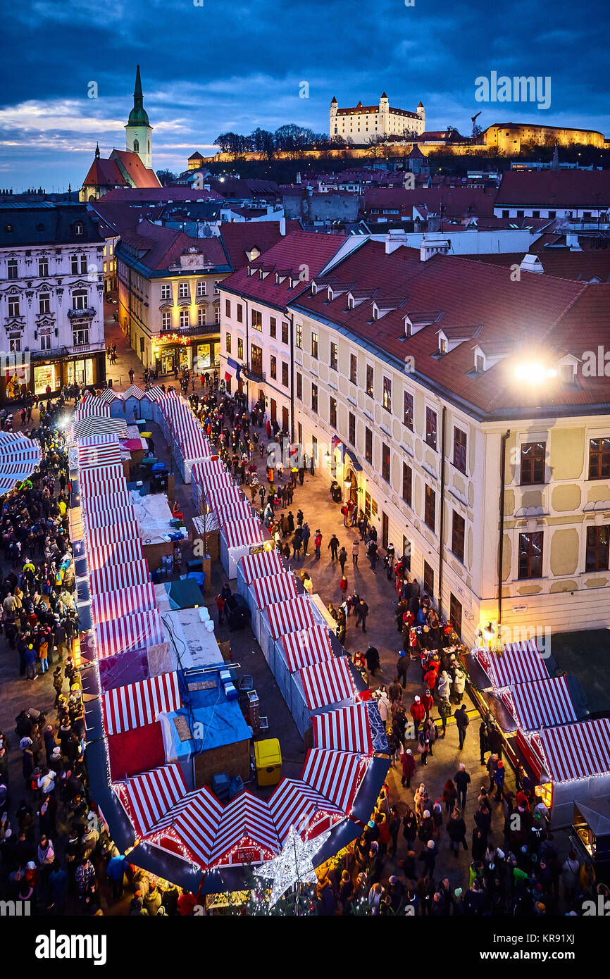 Bratislava, Slovaquie. 16 Décembre, 2017. Marché de Noël au Hlavné námestie à Bratislava, Slovaquie. Banque D'Images
