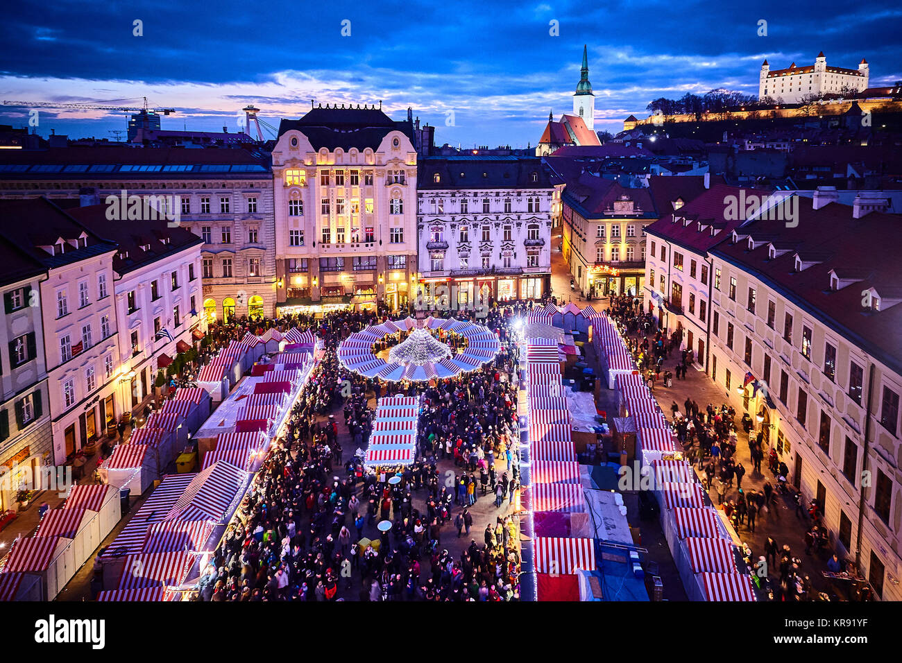 Bratislava, Slovaquie. 16 Décembre, 2017. Marché de Noël au Hlavné námestie à Bratislava, Slovaquie. Banque D'Images