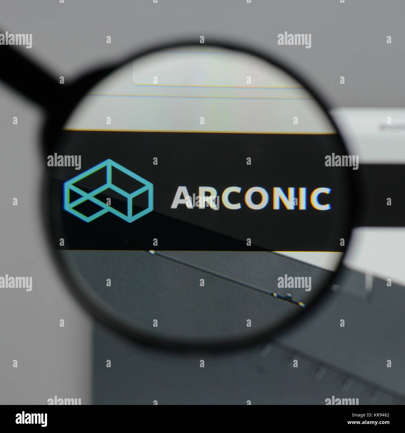 Milan, Italie - 10 août 2017 : Arconic logo sur la page d'accueil du site. Banque D'Images