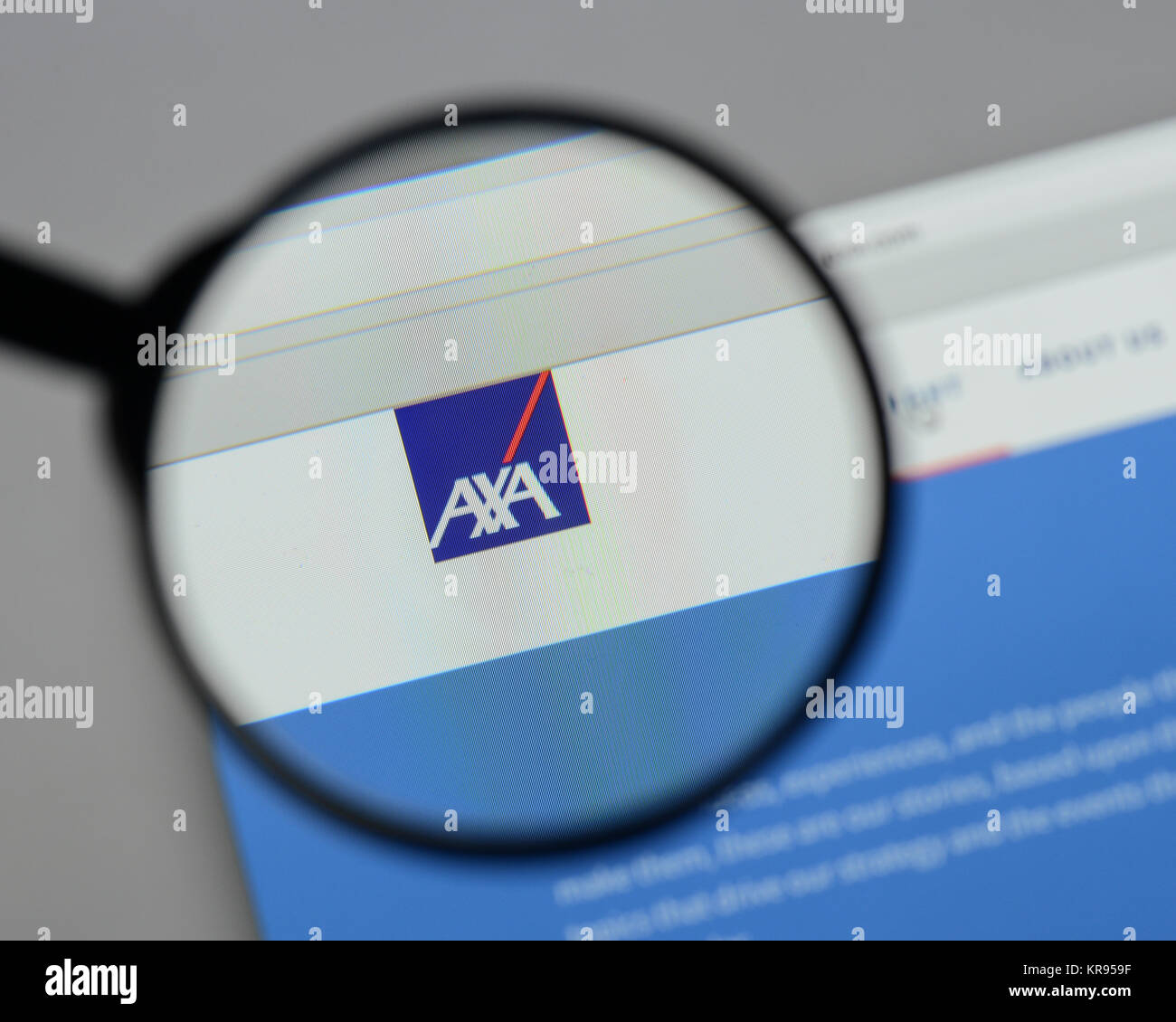 Milan, Italie - 10 août 2017 : AXA logo sur la page d'accueil du site. Banque D'Images