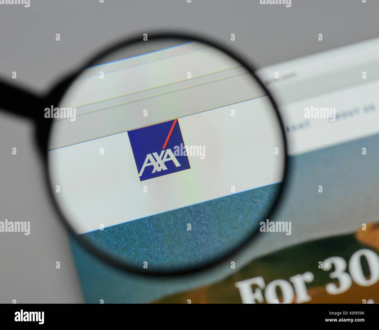 Milan, Italie - 10 août 2017 : AXA logo sur la page d'accueil du site. Banque D'Images