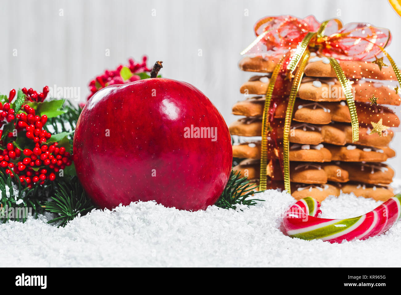 Noël arrière-plan avec gingerbread cookie, snow et branches d'un arbre de Noël. Banque D'Images