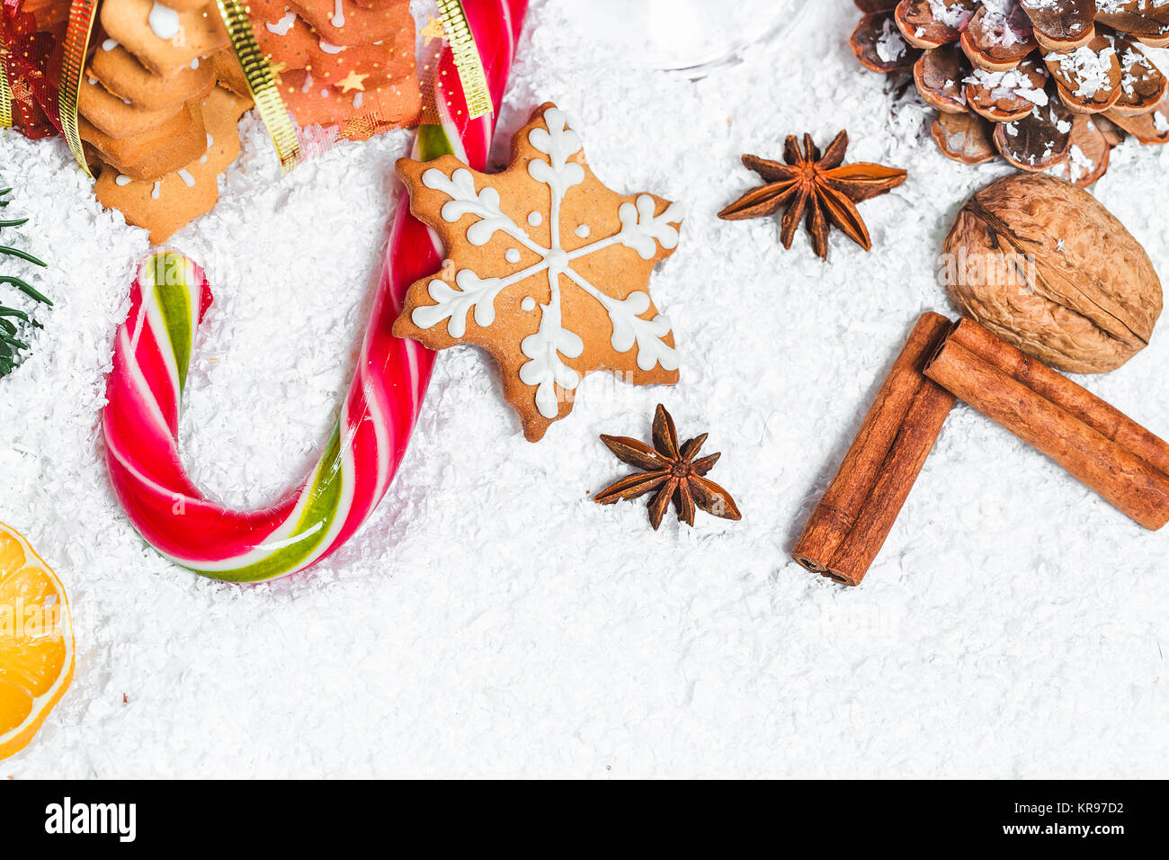 Noël arrière-plan avec gingerbread cookie, snow et branches d'un arbre de Noël. Banque D'Images