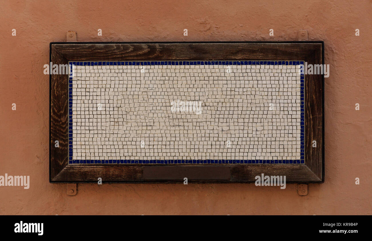 Cubes de mosaïque dans le cadre en bois avec l'espace pour le texte. Fond de couleur saumon, vue en gros plan. Banque D'Images