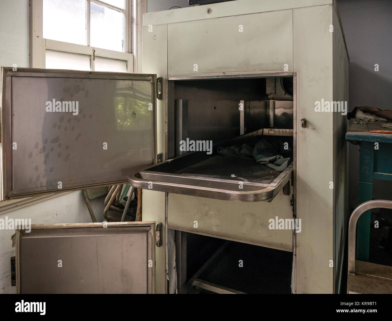 Congélateur à une morgue de l'hôpital abandonné Banque D'Images