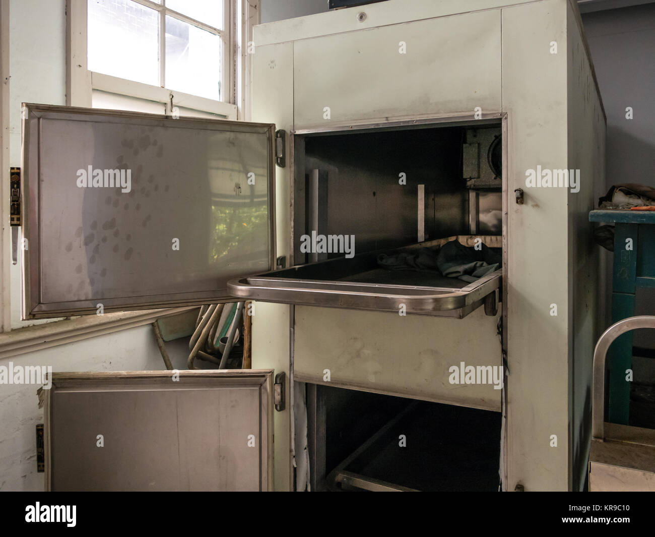 Congélateur à une morgue de l'hôpital abandonné Banque D'Images